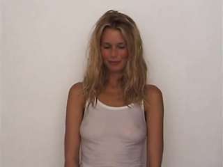 Claudia Schiffer zeigt Nippel in einem durchsichtigen Hemd