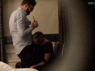 ในขณะที่ผู้ชายของเธอสูบบุหรี่อุปกรณ์อิเล็กทรอนิกส์เธอดูดในโรงแรม