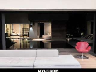 Hot Brunette MYLF Giving a Good BJ