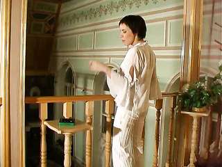 Две русские девушки одни на вилле занялись лесбийским сексом