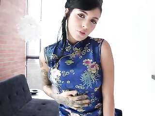 มารีสาวน้อยชาวจีนใช้เครื่องสั่นเพื่อหลั่งบนโซฟา