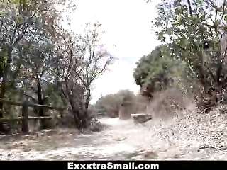 ファックされていないアジアのベイビー・ヴィナ・スカイは、彼女の欲情するパートナーのひざまずいて、メンバーを吸います