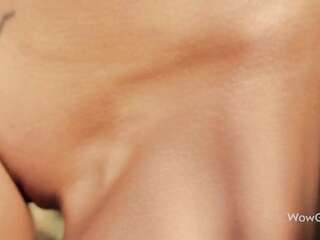 美しいメレナ マリア マスターベーションと屋外で彼女の猫を指