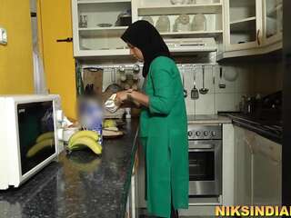 एक अजीब परिवार जिसमें भाई-बहन माँ के सामने खुलेआम चुदाई करते हैं