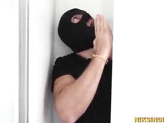 पुलिस वाली ने चोर को अपने बड़े चुचों से दूध पिलाया और जमकर चुदाई की