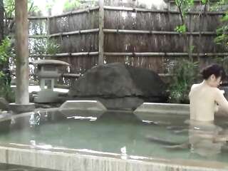 โรงแรมบ่อน้ำพุร้อนที่อยู่ลึกเข้าไปในภูเขาในที่ห่างไกล: วิดีโอสกปรกจำนวนหนึ่งที่กล้องถ่ายในอ่างผสม