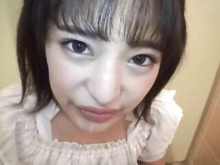 愛嬌精飲 美味しそうにザーメンをごっくんする絶対美少女と露出お散歩