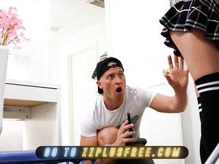 美しいアジアの女の子ルルチューはフラットメイトで自分自身を満足させます