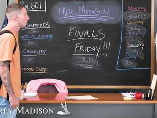 Professora alta dá chupada em aluno e se fode na bucetinha na sala de aula