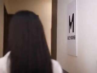 妹妹看见哥哥在看色情AV发骚去吃他鸡巴