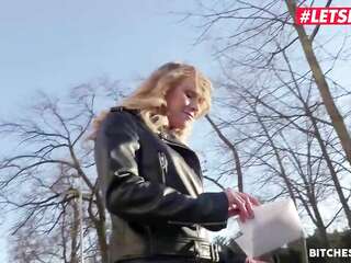 A garota estrangeira Stasia Bond precisa de um pouco de pau para manter sua companhia