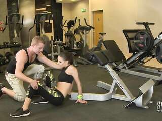 Anal fodendo na bunda de uma garota esportiva em forma