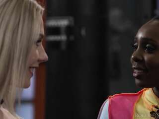 Uma negra magra com um corte de cabelo curto é excelentemente fodida em um rabo magrelo