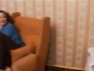 O irmão tem uma ereção matinal, e apenas a irmã está em casa - eu tive que transar com ela