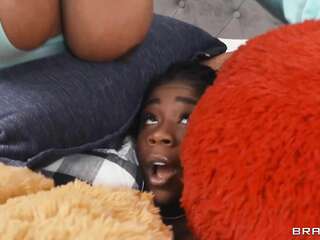 Pillow-Humping Humpette Loves A Threesome / Brazzers