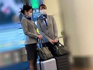 She went on a date in plain clothes with a sweet hairstyle and played a trick at a karaoke shop