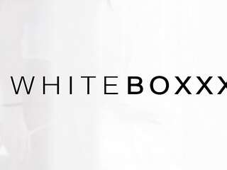 Stella Flex estica um pouco antes de levar um grande pau profundamente em sua buceta perfeita