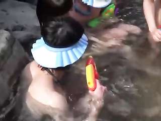 สีน้ำตาลของญี่ปุ่นไปที่สปาในท้องถิ่นและมีกลุ่มเพศกับผู้ชายที่มีเขา