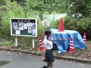 Babe เอเชียที่น่ารักได้รับระยำในป่าในท้องถิ่นและถูกทิ้งให้เปลือยกายในถนน