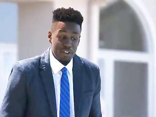 在他們發生性關係之前，黑人從一個身材嬌小的日本他媽的娃娃得到了一個驚人的口交