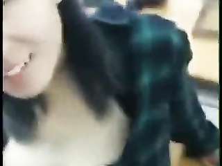 브래지어없는 여학생과 남자 친구가 교실에서 사랑을 나눕니다.