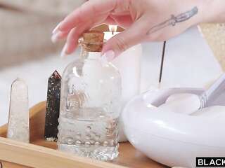 Garota sexy Aria viaja pelo mundo vida boêmia e fodendo caras negros