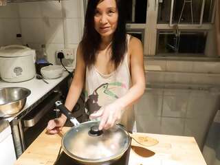 Chicken adobo  (no bra) Mature Filipina na nagluluto ng walang bra