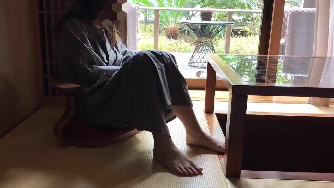 旦那にママ友と旅行と偽り清楚系人妻が旅館で一日中発情メス犬化_個人撮影_寝取られ_素人_不倫 / Embed Player
