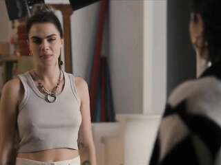 Mabel and Alice Kiss - Only Murders in the Building 2x02   Selena Gomez kisses Cara Delevingne