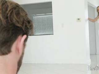 Um jovem pau fode uma buceta de uma loira flirty madura