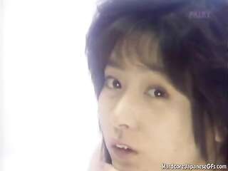 陽気な中国の十代のブルネットは、楽しみのために、カメラの前で自慰行為を始めようとしています