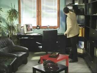 To get a discount from the builder, the blonde gave her ass to be fucked