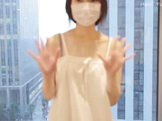 【素人】ホテルの窓際で外から丸見え立ちバック♡乳首集中攻め中出し