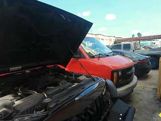 Garaje, autos, mecánico y perra gilipollas montando una gran polla