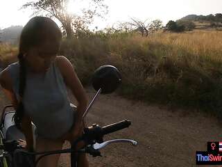 กลางแจ้ง blowjob และเซ็กส์ในที่สาธารณะกับแฟนวัยรุ่นเอเชียมือสมัครเล่นของเขา