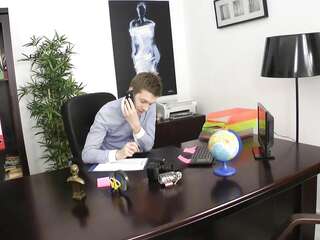 Seduziu o chefe com uma rodada de sexo anal na mesa dele