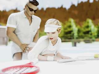 美しいテニス選手がコートの近くで激しく犯される