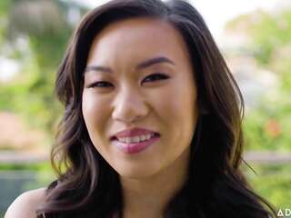 ゴージャスなアジア人のひよこキミーは彼氏から素晴らしいクンニリングスとマンコファックを受けました