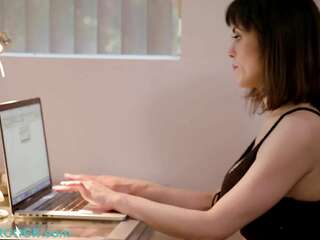 サイズクイーンのオードリー・ノワールは奴隷の巨大なチンポを欲しがります。