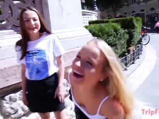 Hai cô gái châu Âu quái trong một khách sạn với một người bạn mới