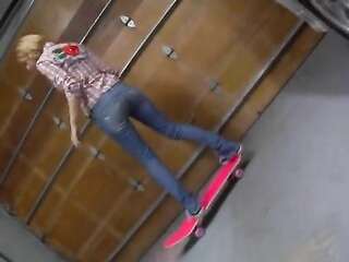 หนุ่มเจ้าเล่ห์ชักชวนสาวสองคนให้มีเพศสัมพันธ์