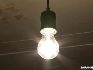 นักโทษหญิงชาวเอเชียกำลังถูกตรวจสอบทางทวารหนัก