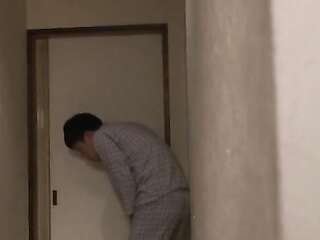 Anh chàng nhìn thấy dì mình đang tự sờ mó mình và muốn quan hệ với dì ở trong âm đạo