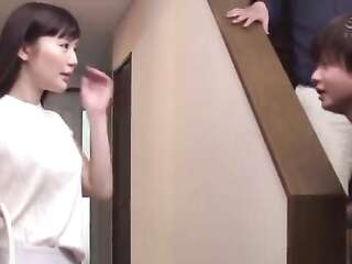 Bố chồng cô, lén nhìn trộm những người đàn ông mà Sarina yêu thương, trở nên hưng phấn và xuất tinh bên trong.