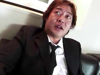 สาวออฟฟิศเอเชีย DP และเซ็กส์ทรีซัมทวารหนักกับผู้ชายสองคนอายุมาก