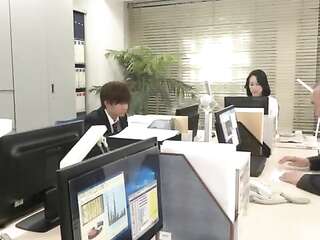 เรโกะกับการเผชิญหน้าลูกน้องหนุ่มในออฟฟิศเที่ยงคืน