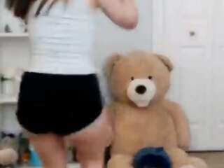 Staryuuki does cartoonxxx Kawai dance in mini shorts