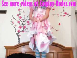 Garota cosplay kawaii jovem tira roupa no estilo pop japonês
