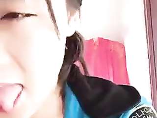 Прекрасная сучка с сексуальными ягодицами, позирующий в разных позах под солнцем, мастурбирующий с опорой