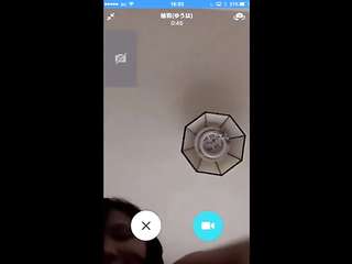 裸の日本人の少女が音楽を聴き、Skypeでライブストリーミング